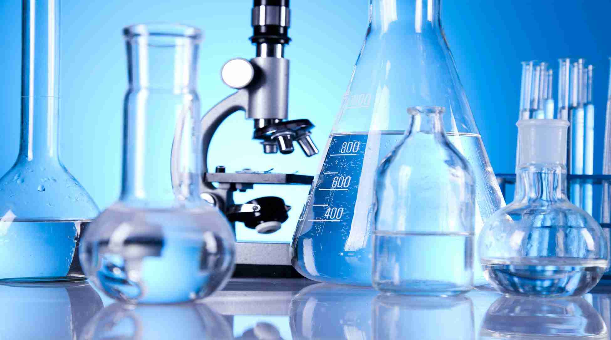 Material de laboratorio: matraces y microscopio