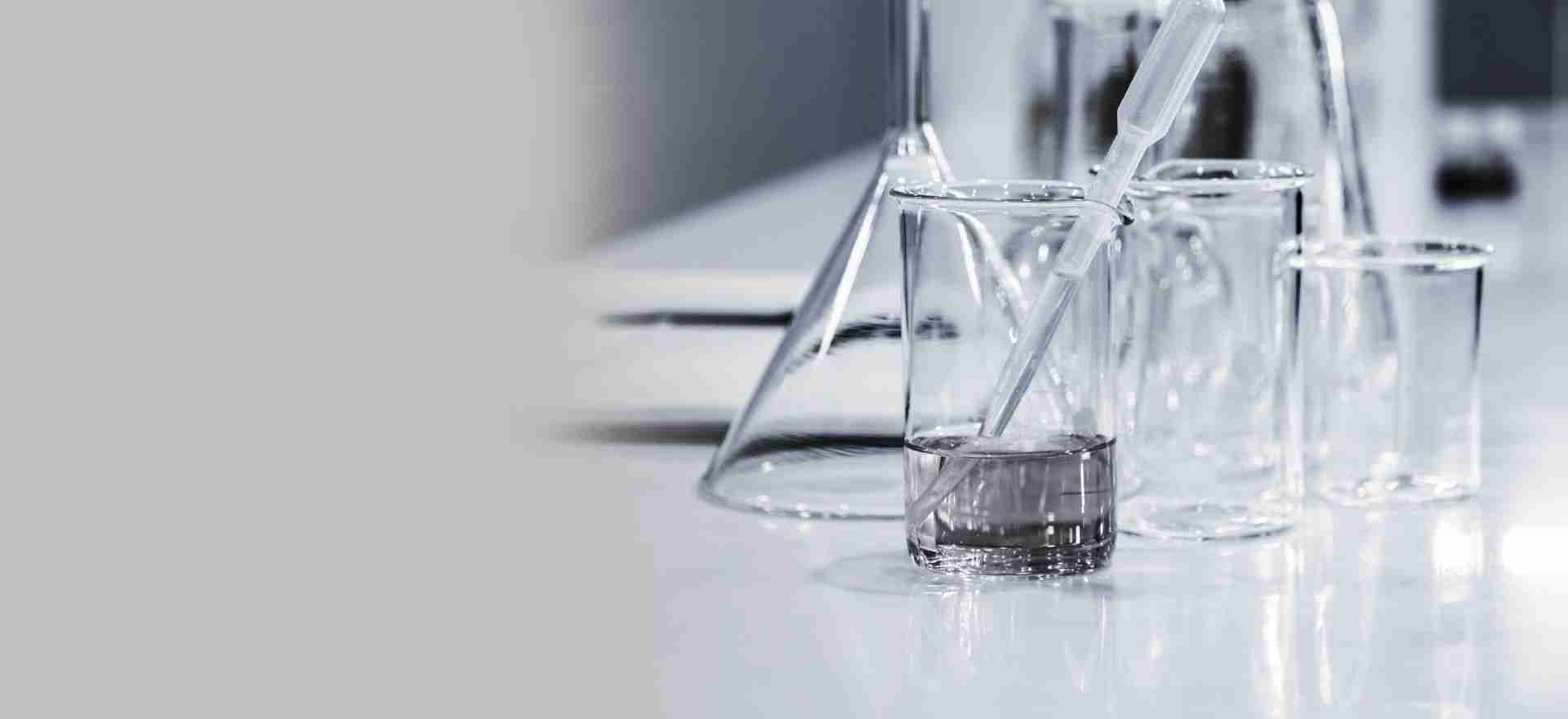 Material de laboratorio con pipeta